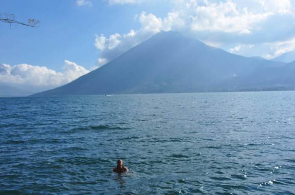 Mergulho no lago Atitlán em San Marcos, na Guatemala
